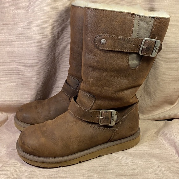 UGG almost NEW shearling leather boots